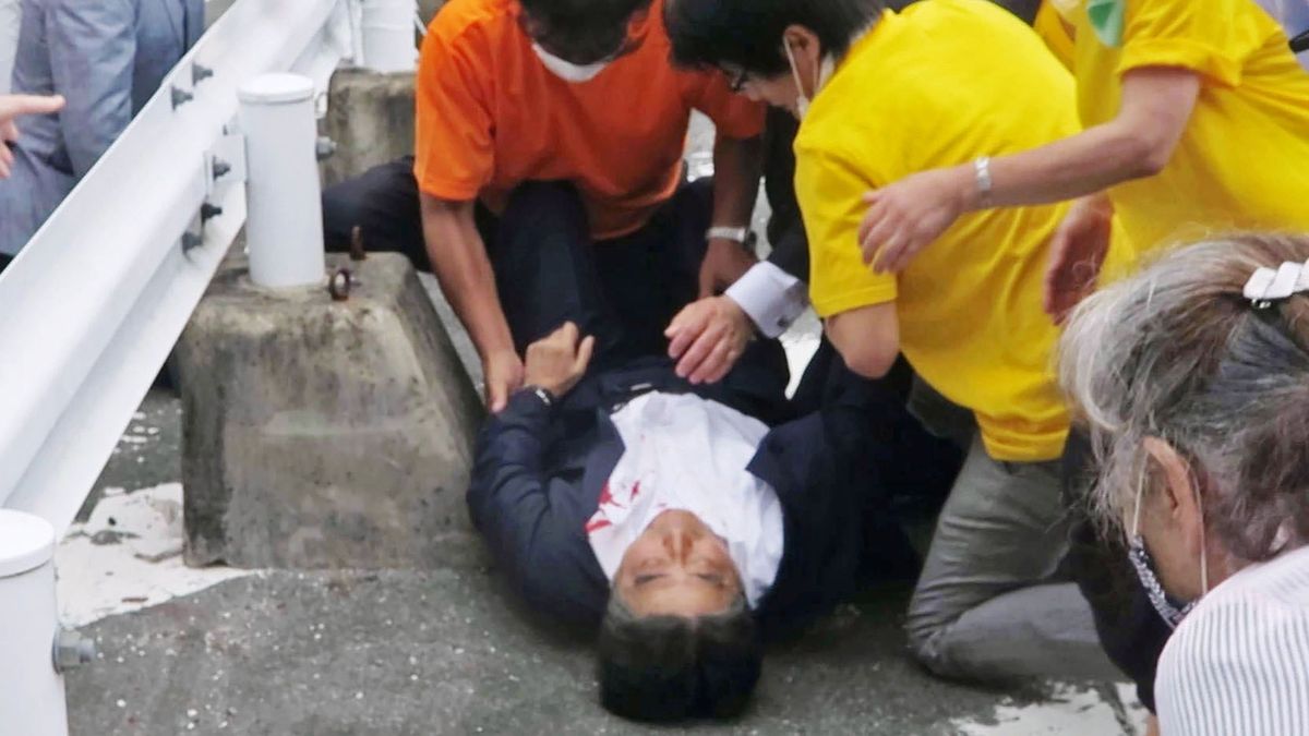 Japonský expremiér Abe po atentátu zemřel